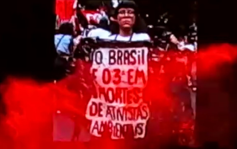 Imagem do telão de Billie Eilish com protestos ambientais em português — Foto: g1