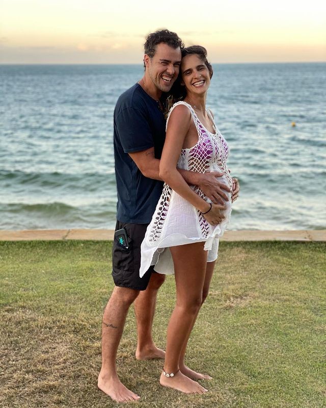 Grávida de gêmeas, Marcella Fogaça faz clique com o marido Joaquim Lopes (Foto: Reprodução/Instagram)