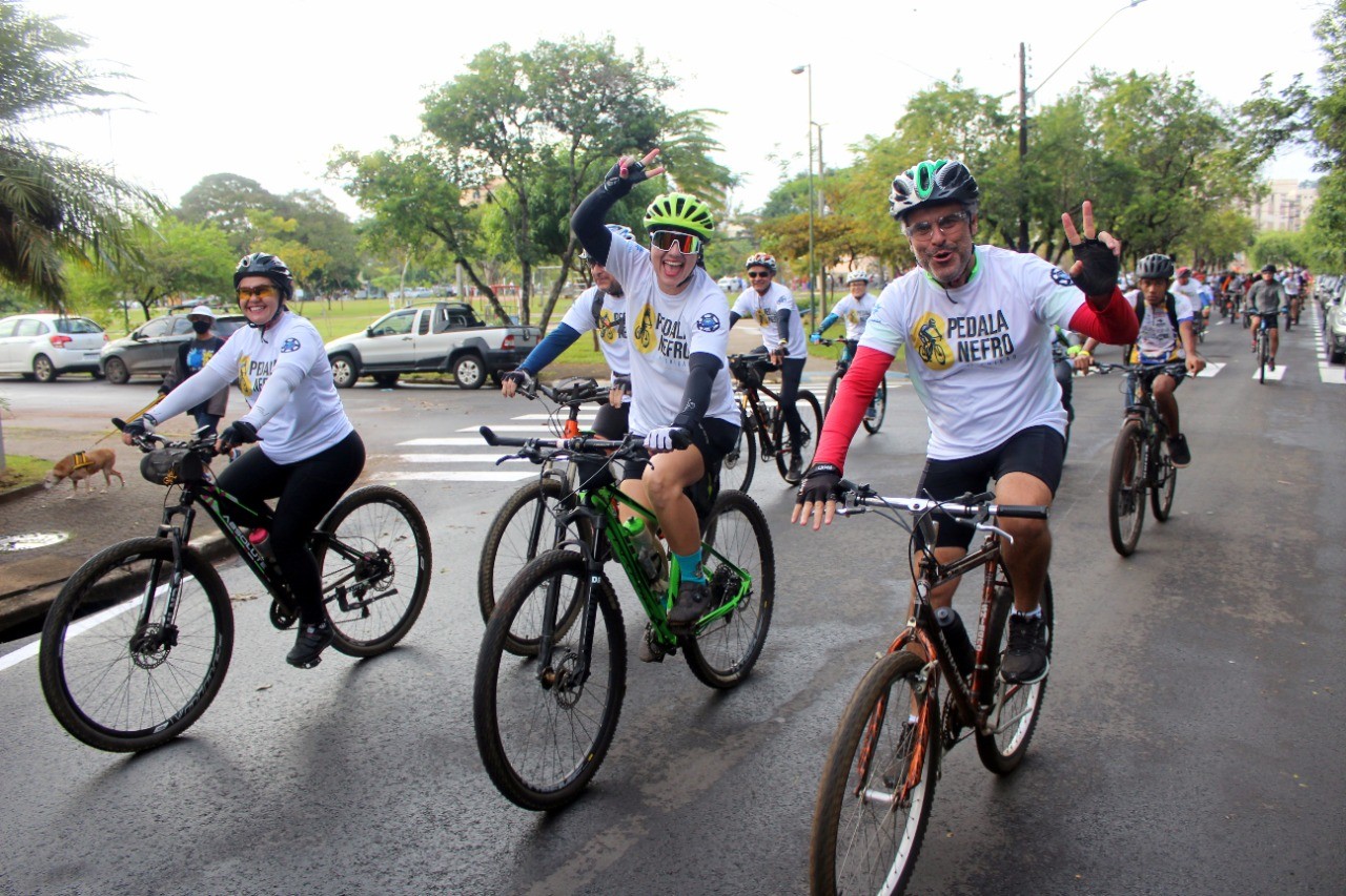 Pedal solidário para ajudar nefrologia da Santa Casa reúne cerca de 700 ciclistas em São Carlos