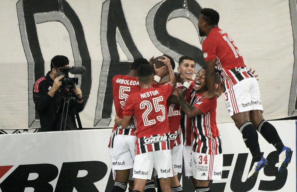 Jogadores comemora gol de Miranda no clássico — Foto: Marcos Ribolli