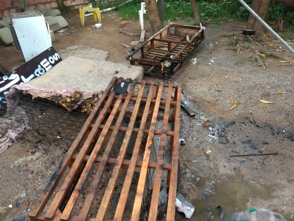 Segundo a PM, moradora estava sob escombros quando foi encontrada (Foto: PMMT)