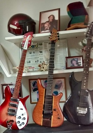 Guitarras usadas nos shows são mantidas pela família  (Foto: Fernando Hinoto / Arquivo Pessoal)