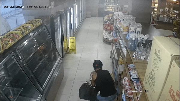 
Vídeo mostra mulher furtando vários ovos de Páscoa em padaria no ES