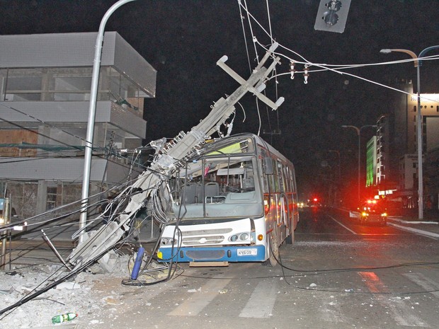 Ônibus ficou parcialmente destruído após colisão (Foto: Fabrício Cunha/O Estado)