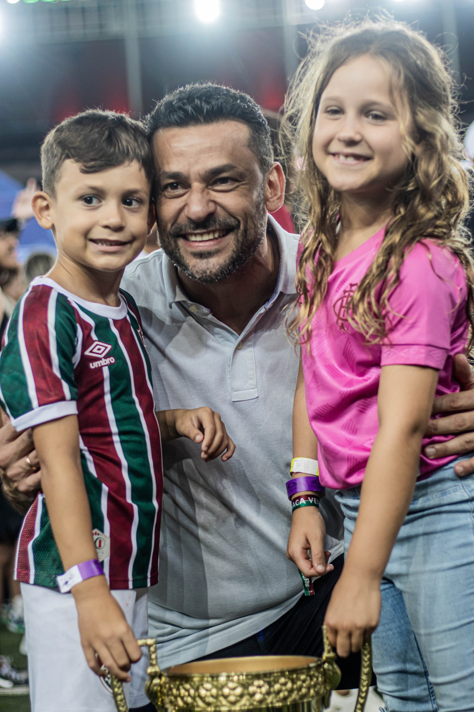 Ídolo do Fluminense, Fred apareceu com seus filhos João, de 5 anos, e Julia, de 6 anos — Foto: MARINA GARCIA/FLUMINENSE FC