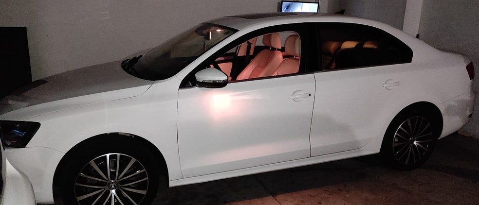 Carro chamou atenção da PM por trafegar em alta velocidade nas ruas de Álvaro de Carvalho — Foto: Polícia Militar/Divulgação