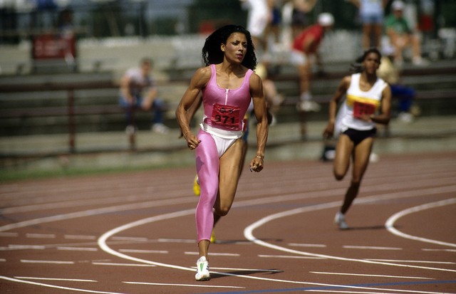 INDIANAPOLIS, IN - JULY 1988: Florence Griffith Joyner competes during the 200m at the 1988 US Track and Field Olympic Trials in Indianapolis, Indiana. (Photo by Focus On Sport/Getty Images) (Foto: Getty Images)