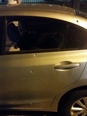 Carro dos suspeitos teve marcas de tiros em Porto Alegre (Foto: Divulgação/BM)