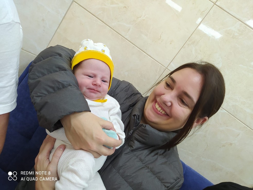 Ainda em solo ucraniano, Mikaela é cuidada pelos pais  — Foto: Arquivo pessoal/ Reprodução