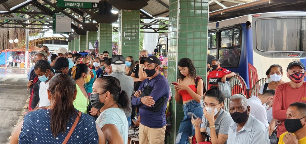 Com frota reduzida, moradores de Rio Branco esperam até 2h por ônibus — Foto: Andryo Amaral/Rede Amazônica