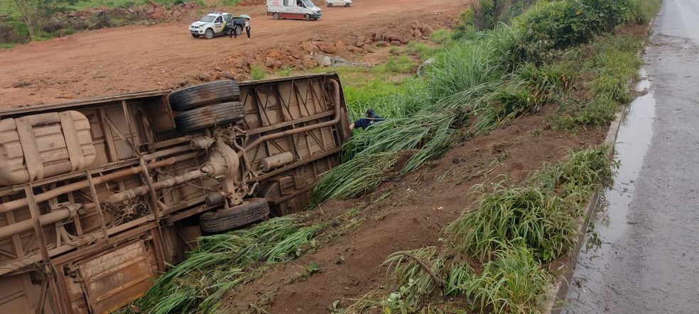 Ônibus tomba na BR-315, cai em ribanceira e deixa feridos na Bahia — Foto: Reprodução/COOTRANS
