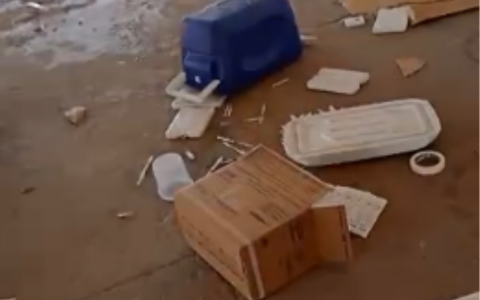 Doses caída no chão após mulher derrubá-las em Divinópolis de Goiás — Foto: Reprodução/TV Anhanguera