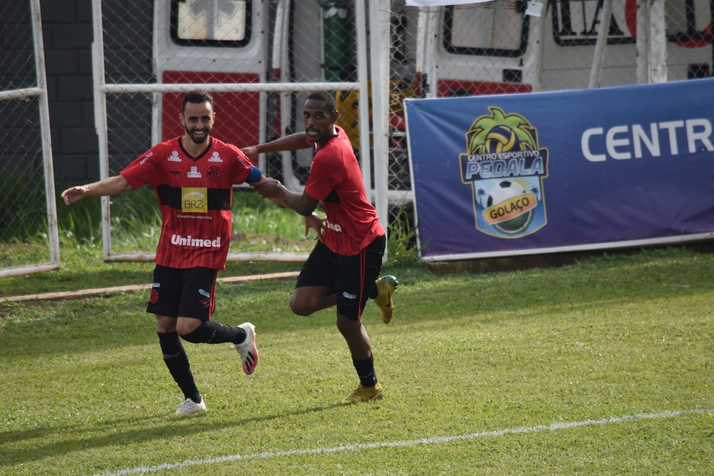 Roldan, volante do Pouso Alegre comemora gol no Módulo 2 de 2022 — Foto: Franco Junior/ge