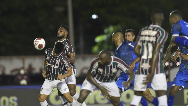 Cano cabeceia para marcar para o Fluminense sobre o Audax