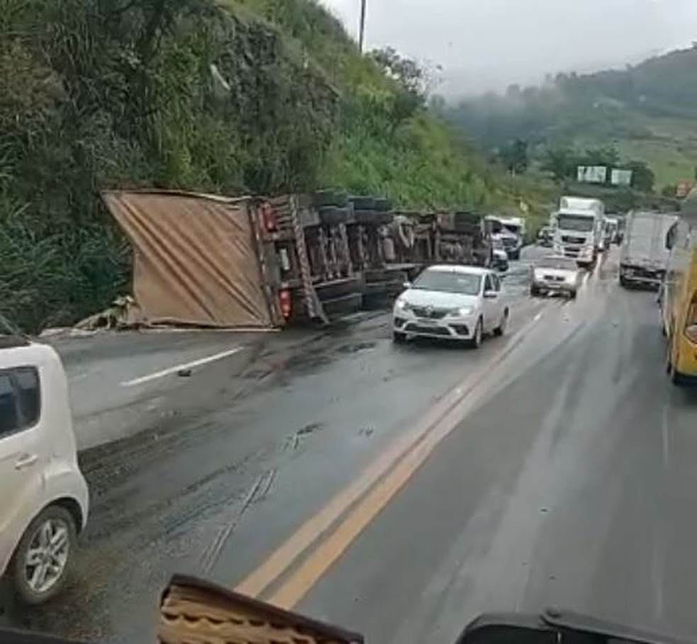 Carreta tombou na BR-381, em São Gonçalo do Rio Abaixo — Foto: Redes sociais