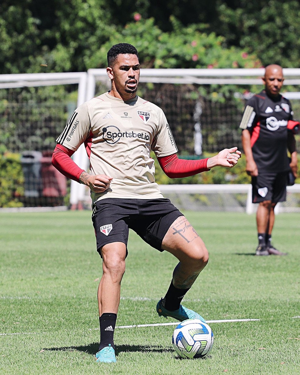 Luciano toca a bola durante treinamento do São Paulo — Foto: Divulgação