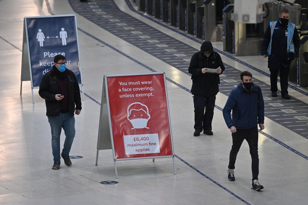 Passageiros usam máscara na Estação de Waterloo, em Londres, no primeiro dia do novo lockdown na Inglaterra — Foto: Justin Tallis/AFP