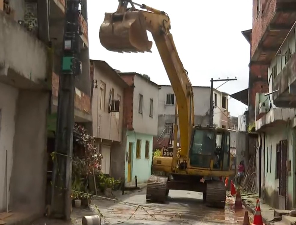 Retroescavadeira foi utilizada para auxiliar na demolição e evitar acidentes graves em Sussuarana — Foto: Reprodução/TV Bahia