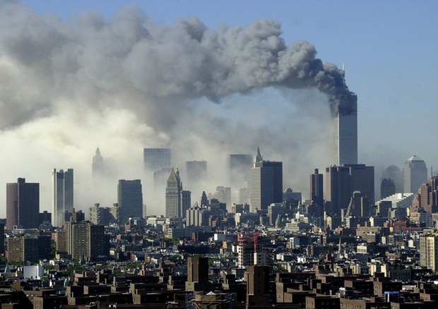UNITED STATES - SEPTEMBER 11:  With one of the Twin Towers already down, billowing smoke casts a pall over the skyline of lower Manhattan, signaling the impending collapse of the second tower.  (Photo by Andrew Savulich/NY Daily News Archive via Getty Ima (Foto: NY Daily News via Getty Images)