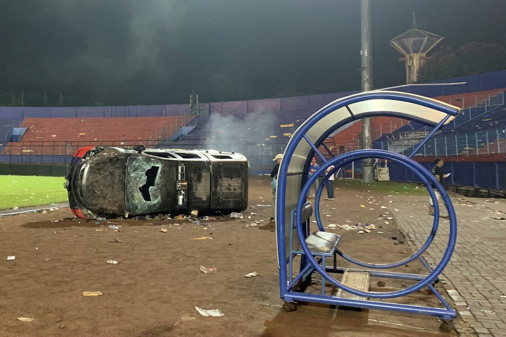 Um carro danificado é visto dentro do estádio Kanjuruhan após tragédia que deixou centenas de mortos na Indonésia — Foto: Antara Foto/Ari Bowo Sucipto via REUTERS 