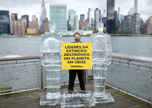 NEW YORK, NEW YORK - SEPTEMBER 30: Katie Flynn of Greenpeace attends the Trump and Bolsonaro Ice Sculptures "Meltdown" During U.N. Summit On Biodiversity on September 30, 2020 in New York City. The ice sculptures of the presidents were created to expose t (Foto: Getty Images)
