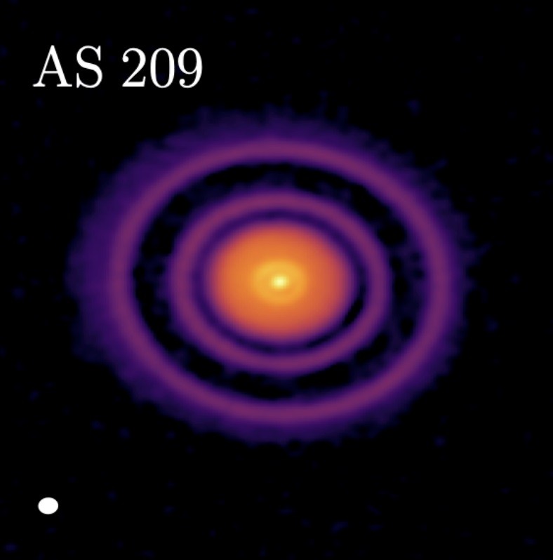 A jovem estrela AS 209 na constelação de Ophiuchus que os cientistas determinaram agora que hospeda o que pode ser um dos exoplanetas mais jovens de todos  (Foto: ALMA (ESO/NAOJ/NRAO), A. Sierra (U. Chile))