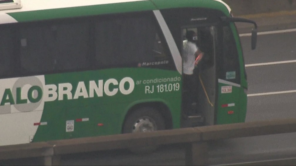 Às 6h31, um homem jogou objeto pegando fogo para fora do veículo — Foto: Reprodução/ TV Globo