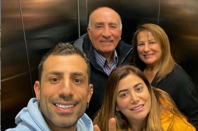 Kaysar com os pais e a irmã (Foto: Reprodução/Instagram)