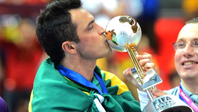Falcão beija a taça do Mundial de Futsal  (Foto: AFP)
