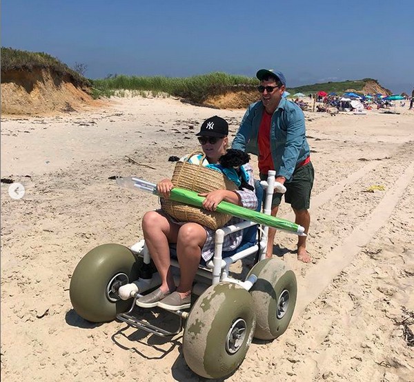 A atriz Amy Schumer brincando com o marido na praia (Foto: Instagram)
