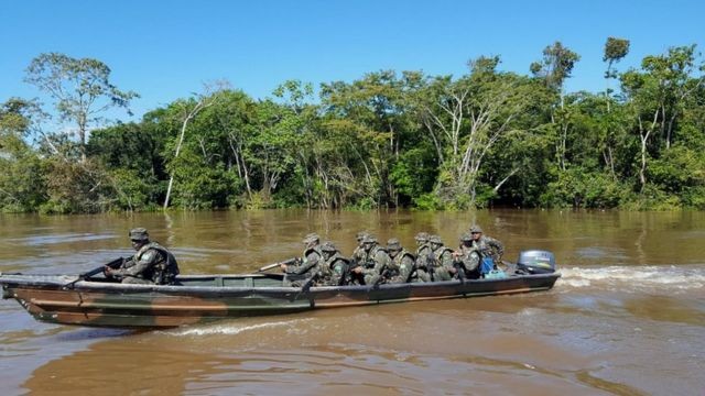 Barco do Exército patrulha rio na fronteira do Brasil com o Peru (Foto: FELIPE SOUZA/ BBC BRASIL)
