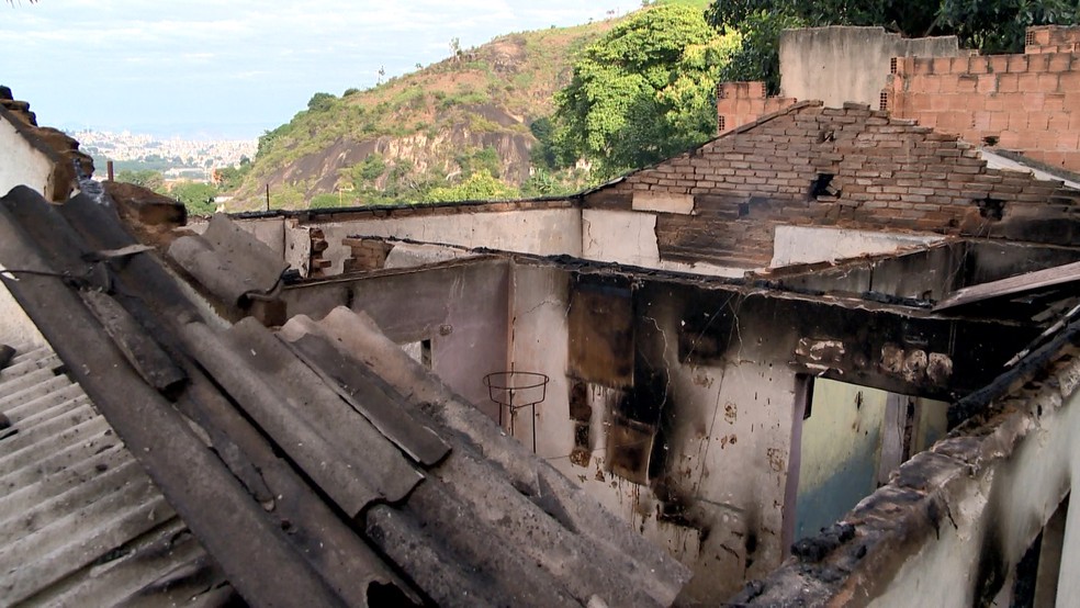 Casa é incendiada em Vitória, no ES  — Foto: Fernando Estevão/ TV Gazeta 