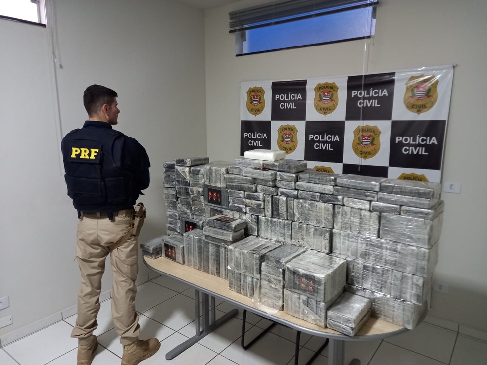 Droga apreendida em Piaraju (SP) foi avaliada em R$ 10 milhões — Foto: PRF/Divulgação