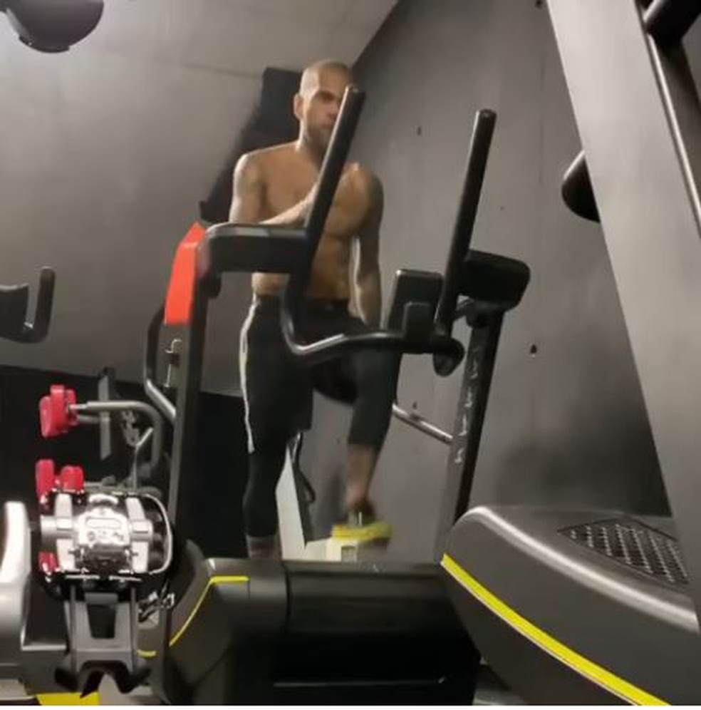 Daniel Alves mostra exercícios e evolui em recuperação