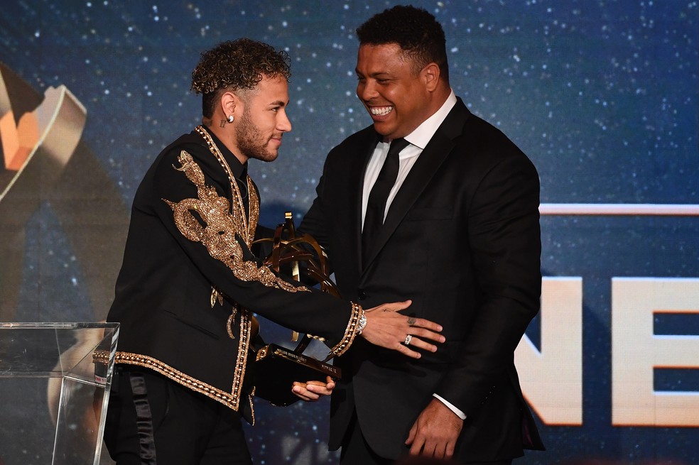 Ronaldo entregou troféu de melhor jogador do Campeonato Francês a Neymar (Foto: Franck Fife/AFP)