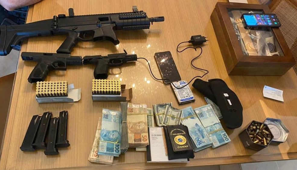 Armas, munição e dinheiro apreendidos pela PF na casa de  Wanderson Moraes Coutinho, na Barra da Tijuca — Foto: Divulgação