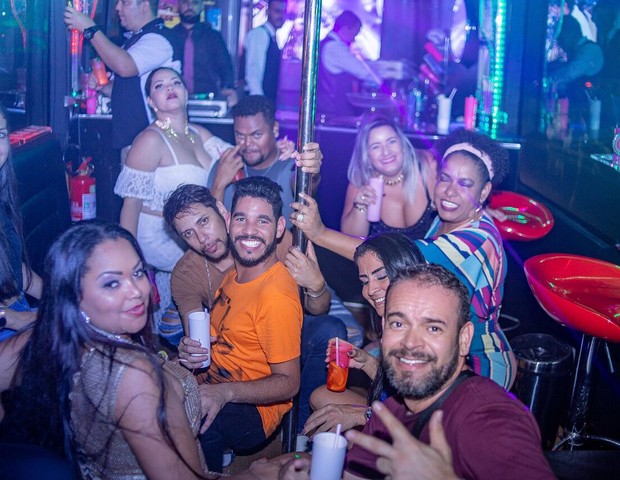 Elis Nair se diverte com fãs em balada itinerante (Foto: Shodo Yassunaga e Monica Fernandes/Divulgação)