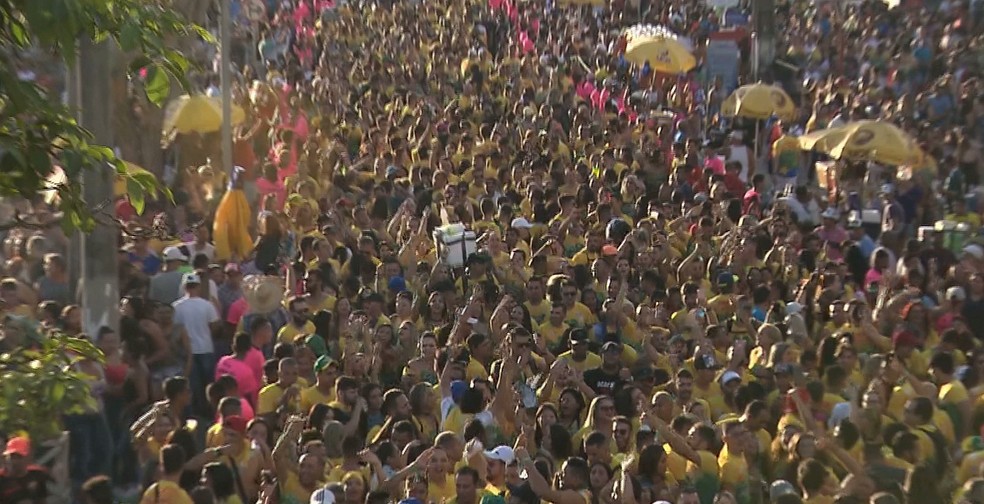 Namoradrilha arrasta milhares de foliões pelas ruas de Campina Grande — Foto: Reprodução/TV Paraíba