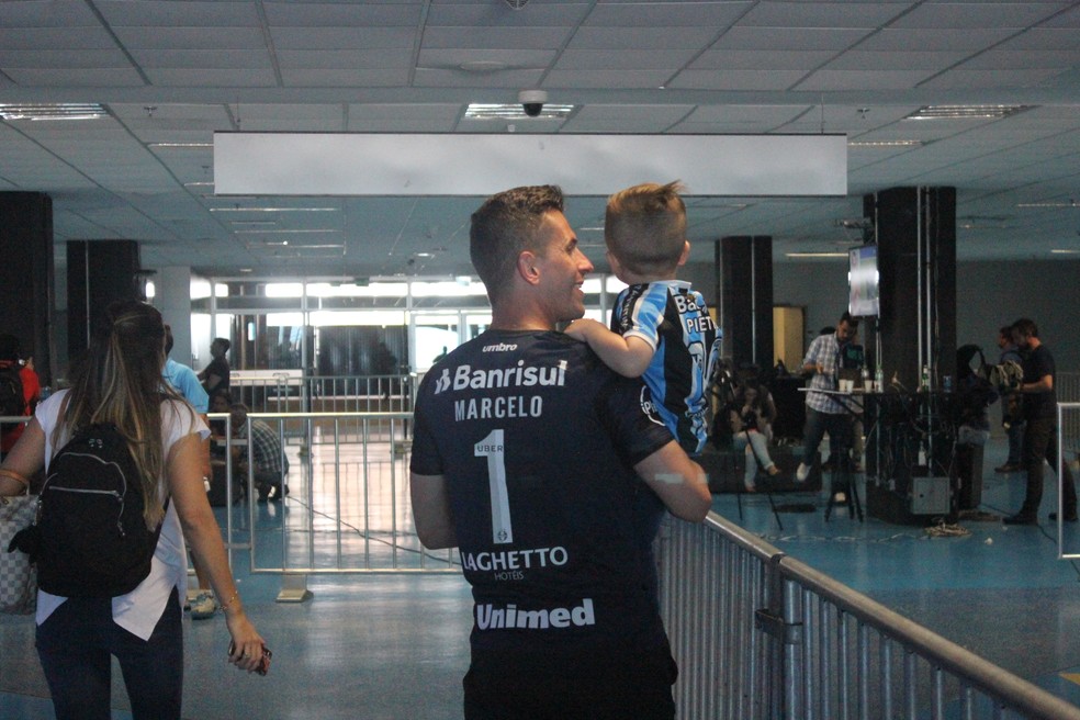 Marcelo Grohe com o filho Pietro na Arena (Foto: Diego Guichard)