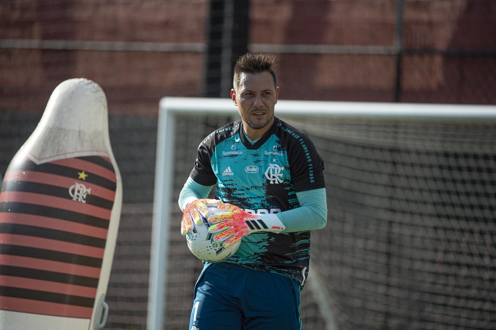 Diego Alves est&aacute; fora da decis&atilde;o do Carioca &mdash; Foto: Alexandre Vidal Flamengo