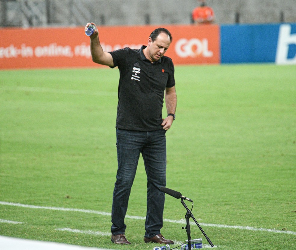 Ceni lamenta lance do Flamengo no empate com o Fortaleza, no Castelão — Foto: Kely Pereira/Agif/Estadão Conteúdo