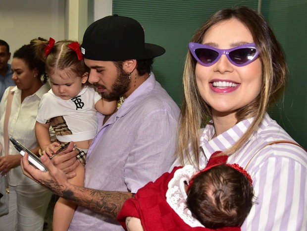 Virginia deixa a maternidade (Foto: Cristiano Borges/ Agnews)