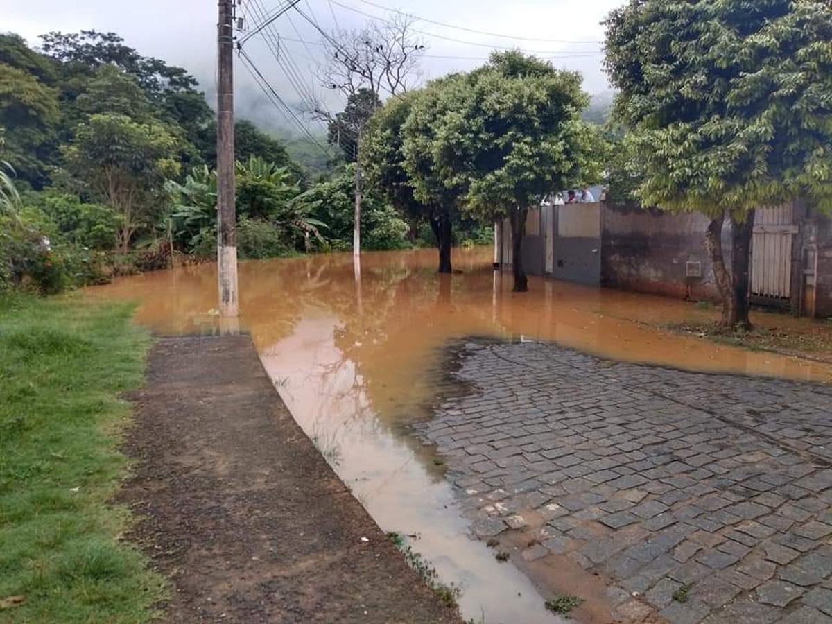 Nível de rio sobe após chuva em MG e cidades do Noroeste Fluminense ficam alagadas