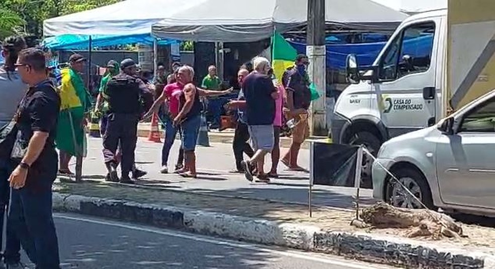 PMs chegam a quartel em Manaus para retirar bolsonaristas acampados &mdash; Foto: Michel Castro/Rede Amaz&ocirc;nica