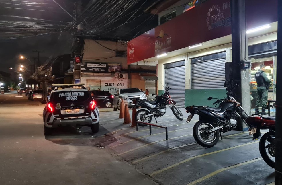 Polícia é acionada após homem entrar em supermercado e fazer funcionário refém, em Fortaleza. — Foto: Rafaela Duarte/SVM