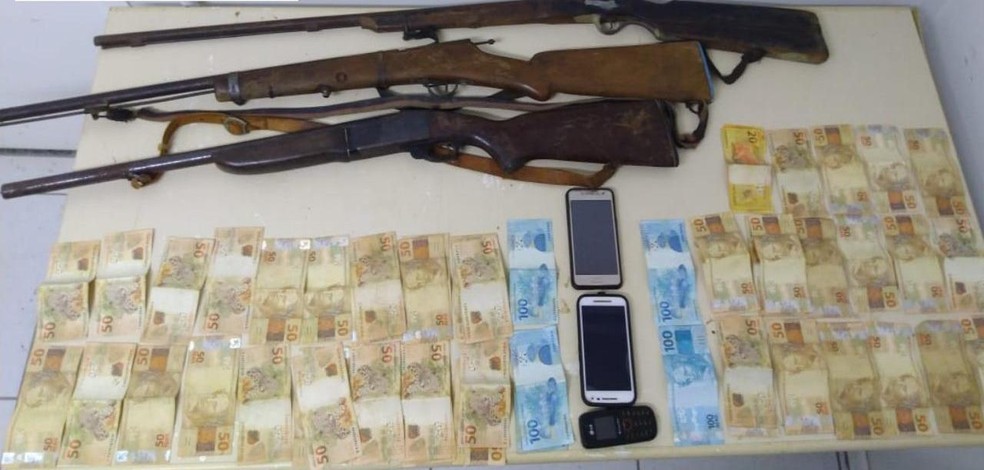 Grupo é preso suspeito de participação em roubo de gados na Bahia; dinheiro e armas foram apreendidos. — Foto: SSP-BA / Divulgação 