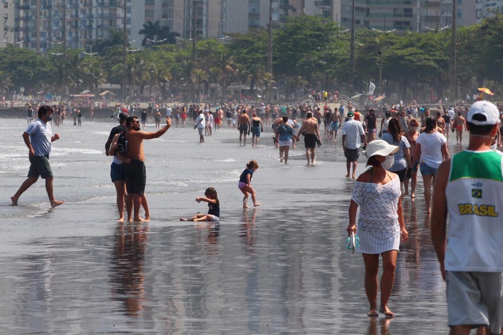 Banhistas e pedestres vão às praias do litoral paulista neste sábado — Foto: Matheus Tagé/A Tribuna Jornal