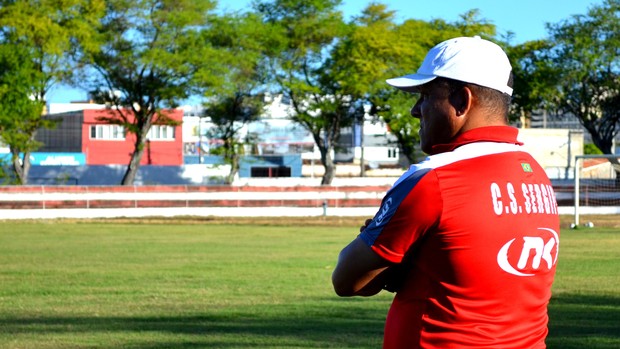 Givanildo observa o time do Sergipe (Foto: Felipe Martins)