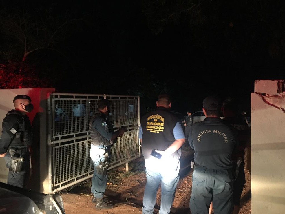 PM e Vigilância Sanitária encerram festa clandestina — Foto: PM/Divulgação