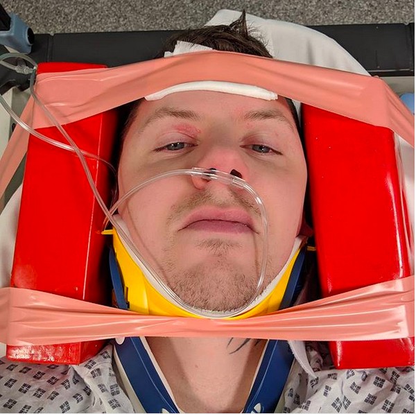 O rapper britânico Professor Green com o pescoço imobilizado após ser atendido por médicos em seguida à convulsão que sofreu (Foto: Instagram)